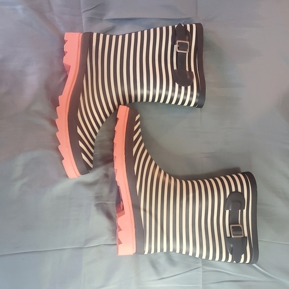 JOURNEE COLLECTION "Settle" Rain Boot in Stripped Black & Cream with Coral Sole - Picture 11 of 16